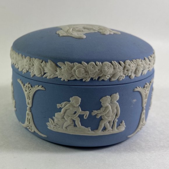 Wedgwood Pale Blue Jasperware Bean Shaped Trinket Box & Lid - Picture 4 of 8
